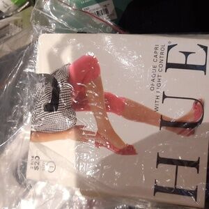 NWT AUTHENTIC GENUINE HUE OPAQUE BLACK CAPRIS